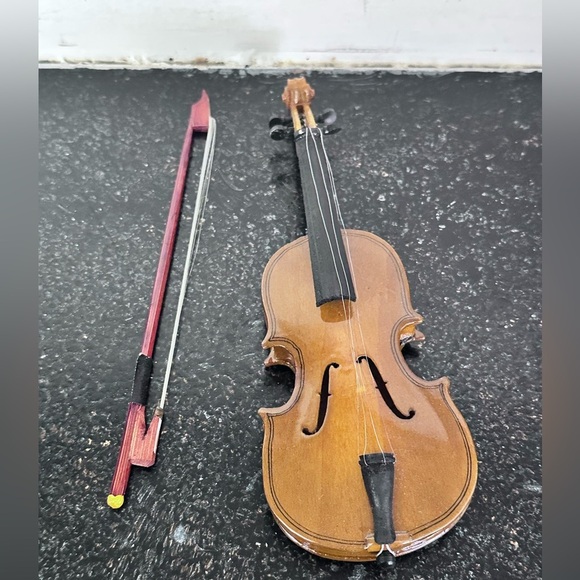 Vintage Miniature Decoration Violin in Case 2.5” X7” - Picture 4 of 6
